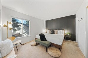 3 bedrooms, iron/ironing board, travel cot, free WiFi - Incline Village Condo + Near Tahoe Skiing + Trails | Golden Mountain Chalet (Incline Village)