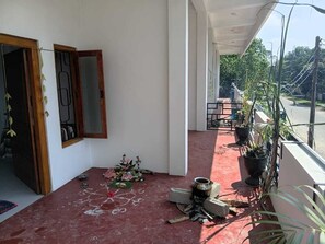 Terrace/patio - SARASWATHEY APARTMENTS
2 BED FLAT  121 FIRST CROSS ST VAVUNIYA TOWN (Vavuniya)