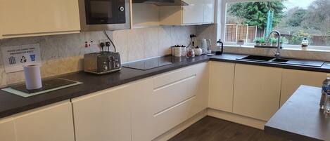 Micro-ondes, four, plaque de cuisson, lave-vaisselle