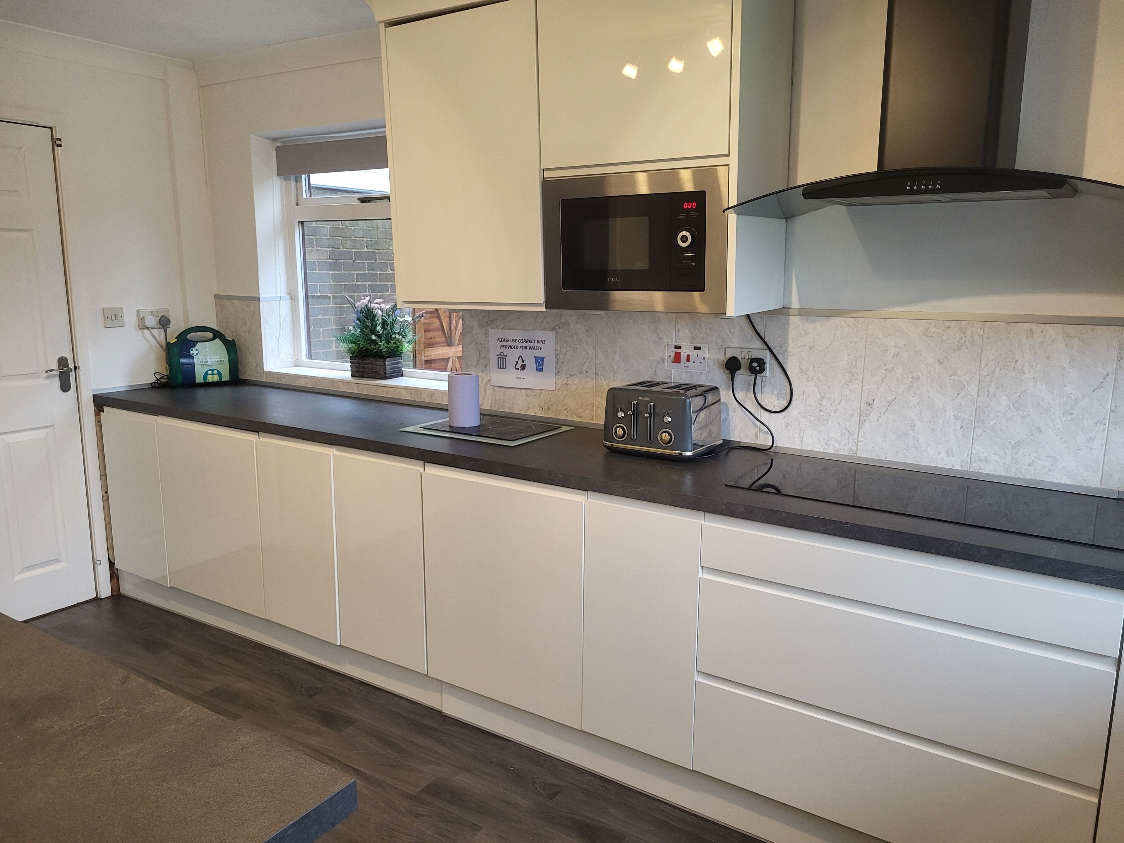 Mikrobølgeovn, ovn, kokeplater og oppvaskmaskin