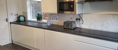 Mikrobølgeovn, ovn, kokeplater og oppvaskmaskin