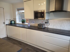 Microondas, horno, placa de cocina, lavavajillas