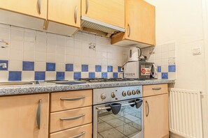 Habitació bàsica | Cuina privada | Frigorífic, microones, forn i placa de cuina