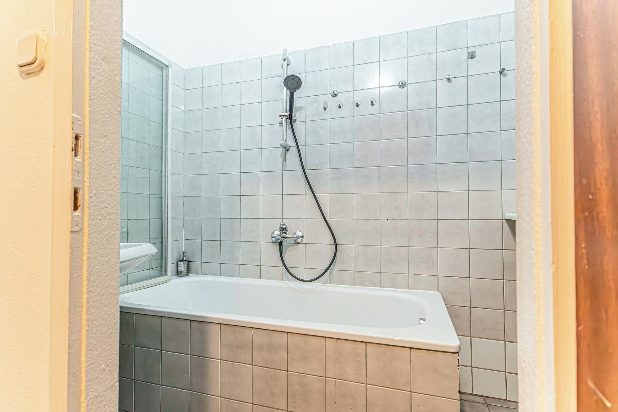 Eenvoudige kamer | Badkamer | Een bad/douchecombinatie, gratis toiletartikelen, een haardroger