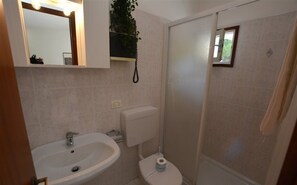 A bathroom with a sink, toilet, and shower area. - Lignano Riviera Studio With Pool Access (Lignano Sabbiadoro)