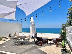 Outdoor dining - Cliff 2 Live Above the Sea, Between Sky & Mediterranean (Sidi Bou Said)