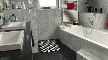 Dusche, Haartrockner, Bidet, Handtücher