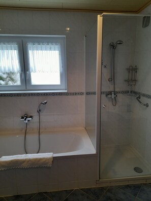 Shower, hair dryer, towels, soap - Vacation apartment "Heike" Cozy vacation apartment in idyllic surroundings (Schauenburg)