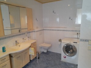 Shower, hair dryer, towels, soap - Vacation apartment "Heike" Cozy vacation apartment in idyllic surroundings (Schauenburg)