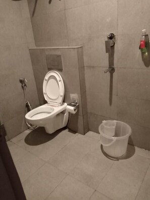 Habitació doble Deluxe | Bany | Dutxa, articles de tocador gratuïts, sabó i xampú 