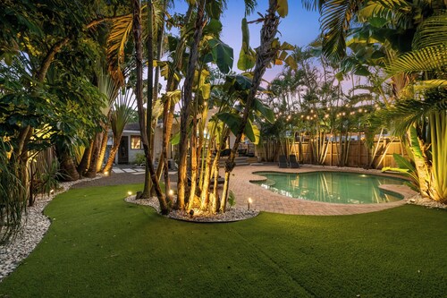 Quiet, Private 3BR/2BR Fort Lauderdale Oasis with pool, BBQ, and Outdoor Shower