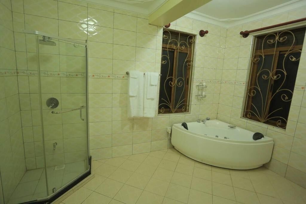 Familien-Suite, Balkon, Stadtblick | Badezimmer