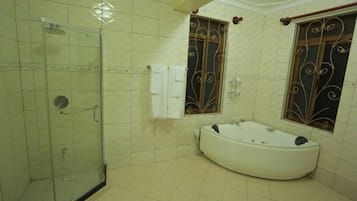 Familien-Suite, Balkon, Stadtblick | Badezimmer