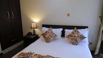 Caja de seguridad en la habitación, cortinas blackout y insonorización