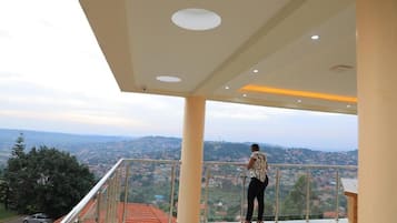 Quarto casal luxo, sacada, vista para a cidade | Área da propriedade