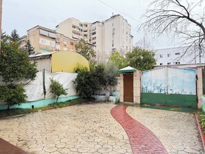Property grounds - Tirana Central Apartment - Free Parking - Fit Four (Tiranë)