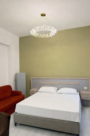 1 habitación, tabla de planchar con plancha, wifi gratis y ropa de cama 