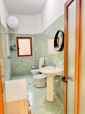 Shower, hair dryer, bidet, towels - Tirana Central Apartment - Free Parking - Fit Four (Tiranë)