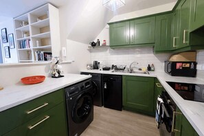 雪櫃、微波爐、焗爐、爐具