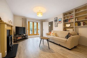 TV, offices - Bright 2BDR Split Level Apt Near Phoenix Park (Dublin)