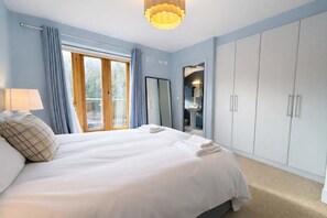 Internet, bed sheets - Bright 2BDR Split Level Apt Near Phoenix Park (Dublin)