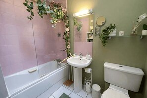 Shower, hair dryer - Bright 2BDR Split Level Apt Near Phoenix Park (Dublin)