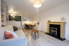 TV, offices - Bright 2BDR Split Level Apt Near Phoenix Park (Dublin)
