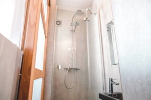 Shower, hair dryer, towels, soap - Central Paris, lovely bright studio with terrace (Paris)