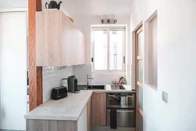 Central Paris, lovely bright studio with terrace