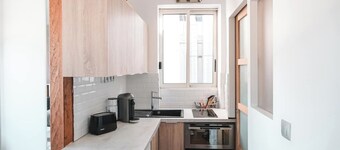 Central Paris, lovely bright studio with terrace