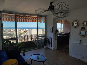 Living area - T2 Sea View & Parking & Fiber - Near Calanques (Marseille)
