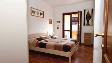 2 bedrooms, iron/ironing board, travel cot