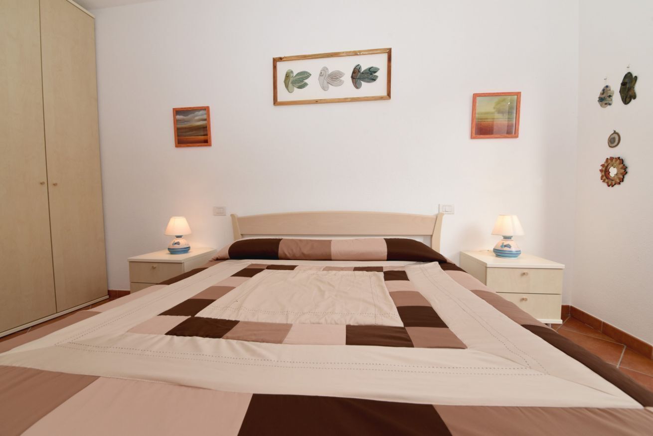 2 quartos, ferros/tábuas de passar roupa, berço de viagem