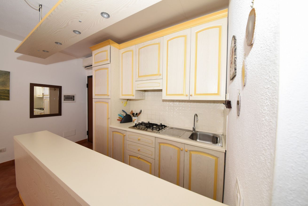 Een koelkast, een broodrooster, een kinderstoel