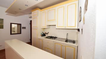 Een koelkast, een broodrooster, een kinderstoel