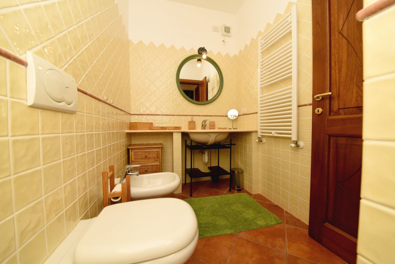 Douche, bidet, serviettes fournies, shampoing