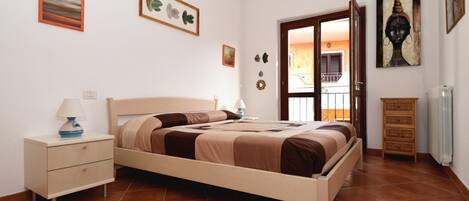 2 bedrooms, iron/ironing board, travel cot