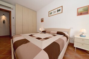 2 bedrooms, iron/ironing board, travel cot