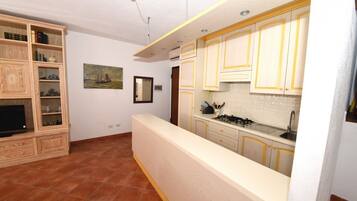 Réfrigérateur, grille-pain, chaise haute