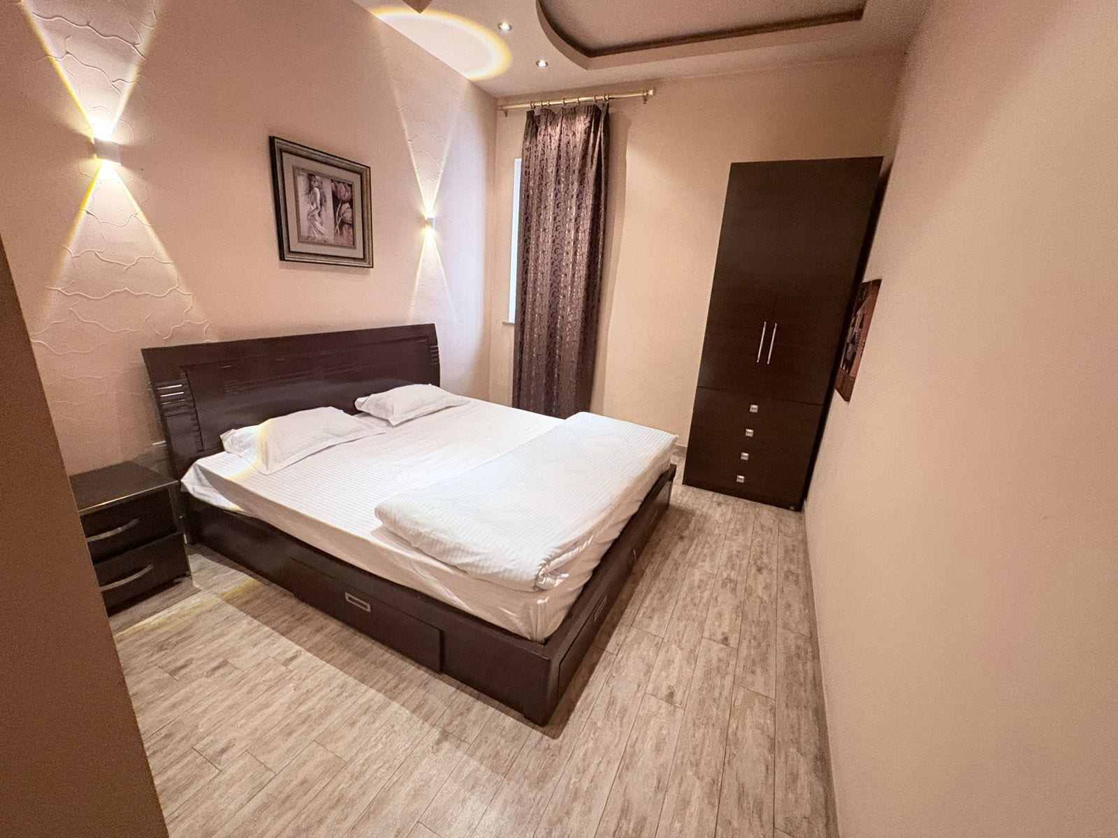 Standard-dobbeltværelse - byudsigt | Skrivebord, arbejdsområde til bærbare computere, mørklægningsgardiner