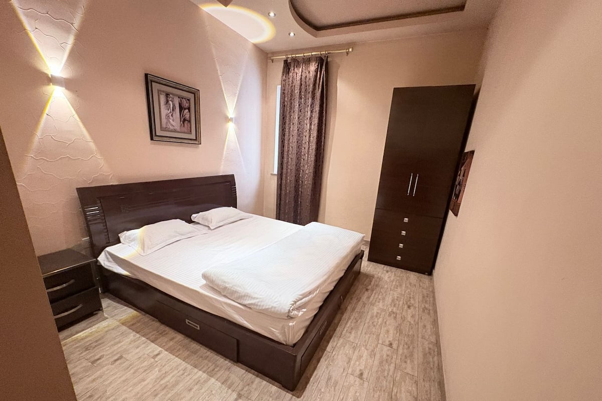 Standard-dobbeltværelse - byudsigt | Skrivebord, arbejdsområde til bærbare computere, mørklægningsgardiner