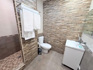 Standardværelse med 2 enkeltsenge | Badeværelse | Bruser, gratis toiletartikler, hårtørrer, hjemmesko