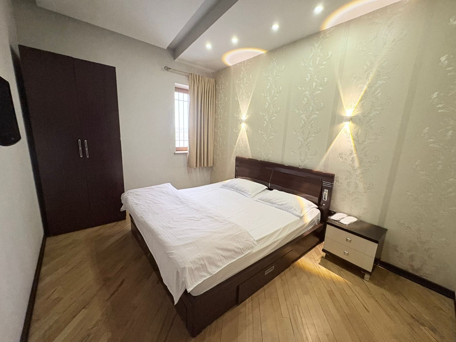 Familieværelse til 4 personer | Skrivebord, arbejdsområde til bærbare computere, mørklægningsgardiner