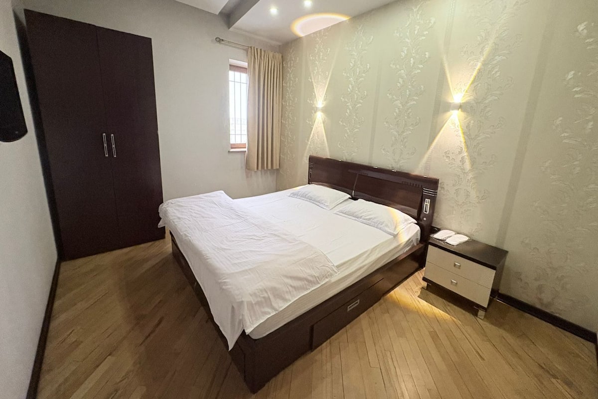 Familieværelse til 4 personer | Skrivebord, arbejdsområde til bærbare computere, mørklægningsgardiner