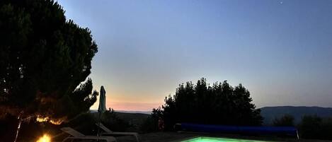 Piscine extérieure en saison