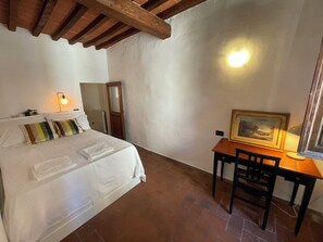 1 bedroom, iron/ironing board, WiFi, bed sheets - APT. GALILEICO - 3 mins to Santo Spirito with aircon/heating.  Sleeps up to 6. (Firenze)