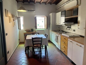 Private kitchen - APT. GALILEICO - 3 mins to Santo Spirito with aircon/heating.  Sleeps up to 6. (Firenze)