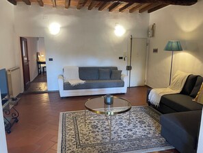 Living area - APT. GALILEICO - 3 mins to Santo Spirito with aircon/heating.  Sleeps up to 6. (Firenze)