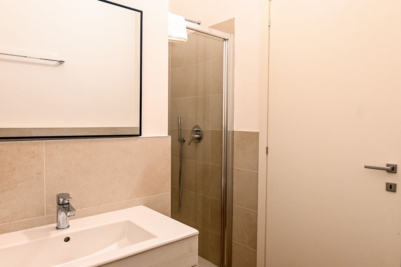 Douche, bidet, serviettes fournies, shampoing