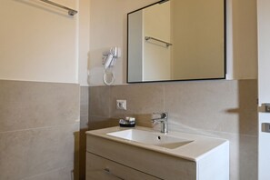 Shower, bidet, towels, shampoo